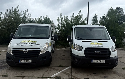 Dwa białe samochody dostawcze - transport ALUDan
