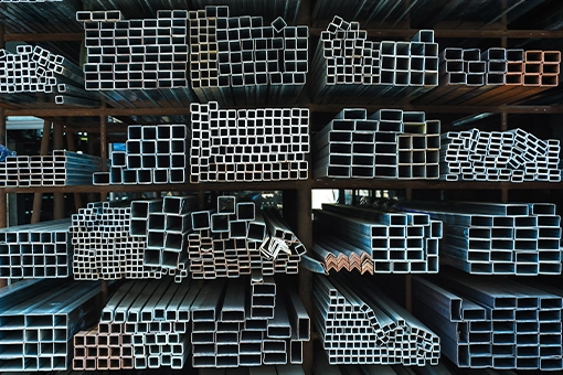 Regały magazynowe wypełnione różnymi profili aluminiowych