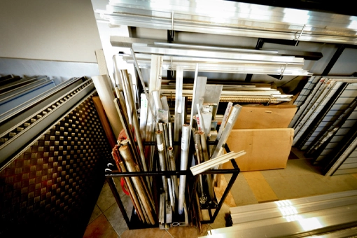 Stojak wypełniony różnymi listwami i profilami aluminiowymi