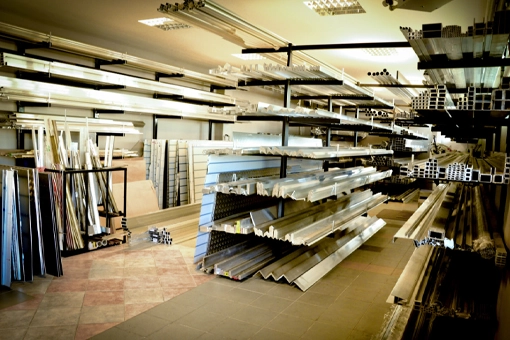 Magazyn z szerokim asortymentem profili i listew metalowych