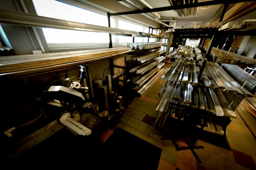 Magazyn z profilami i listwami, ułożonymi na regałach