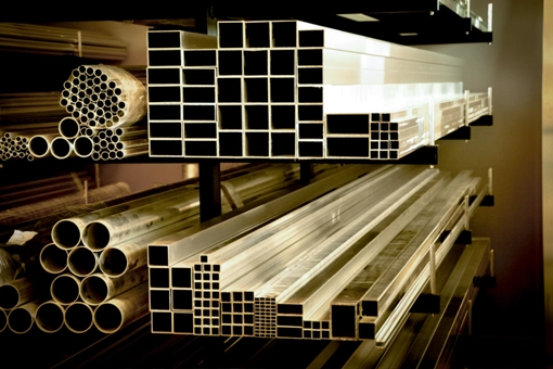 Duży asortyment rur i profili aluminiowych