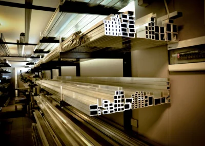 Półki magazynowe pełne profili aluminiowych