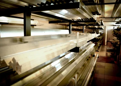 Półki magazynowe pełne profili aluminiowych