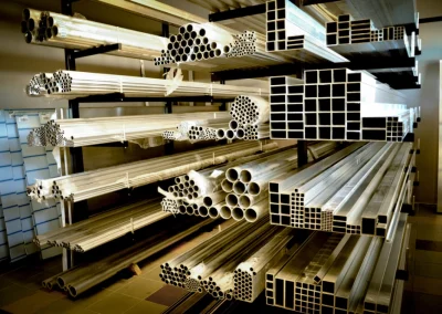 Półki magazynowe pełne profili aluminiowych