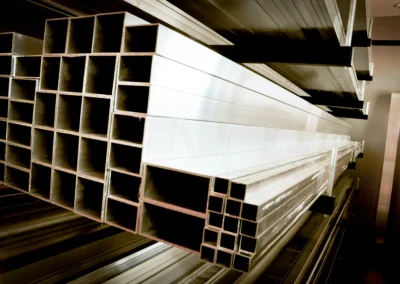 Półki magazynowe pełne profili aluminiowych