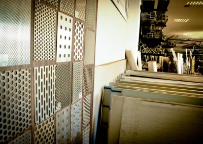 Wnętrze magazynu lub sklepu z ekspozycją profili aluminiowych oraz blach perforowanych