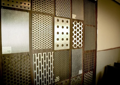 Wystawa blach perforowanych na ścianie