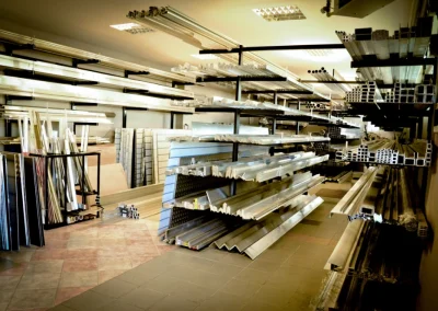 Wnętrze magazynu lub sklepu z ekspozycją profili aluminiowych