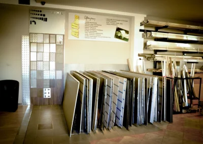 Wnętrze magazynu lub sklepu z ekspozycją profili aluminiowych
