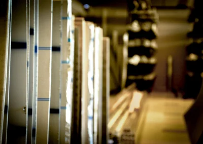 Płyty lub panele metalowe ustawione pionowo obok siebie