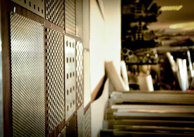 Ekspozycja różnych wzorów blach perforowanych