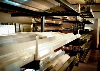 Regały magazynowe z różnymi rodzajami profili aluminiowych