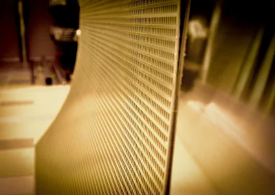 Zbliżenie na arkusz blachy perforowanej z prostokątnymi otworami