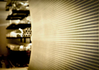 Zbliżenie na arkusz blachy perforowanej z prostokątnymi otworami