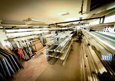 Szerokokątne ujęcie magazynu pełnego długich profili aluminiowych