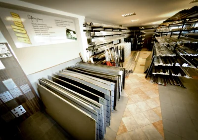 Wnętrze magazynu lub sklepu z ekspozycją profili aluminiowych