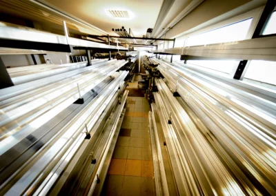 Magazyn pełen profili aluminiowych