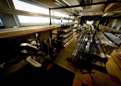 Szerokokątne ujęcie magazynu pełnego długich profil