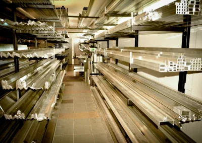 Magazynu z regałami pełnymi metalowych profili